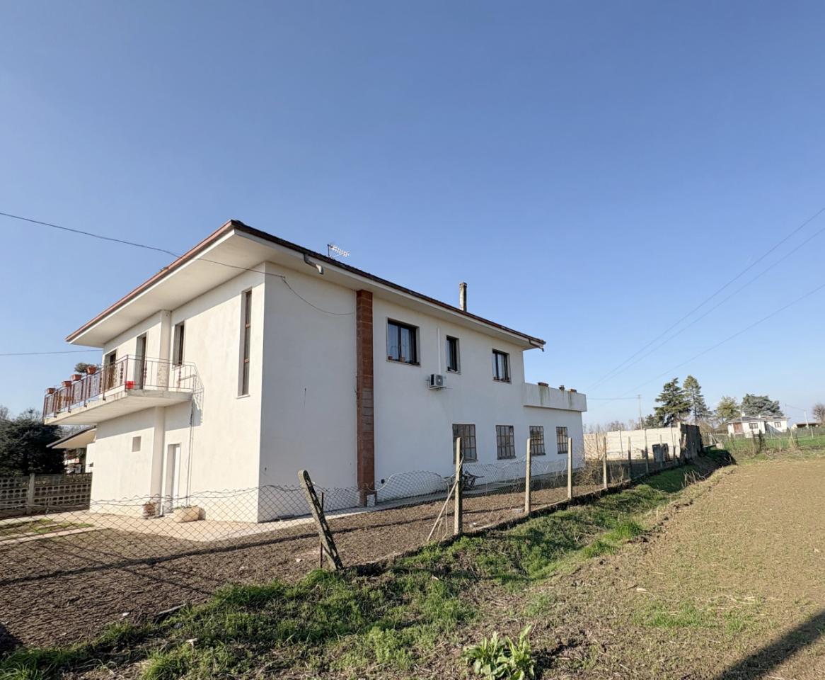 Casa de 4 habitaciónes en Bovolone, Italy No. 237430