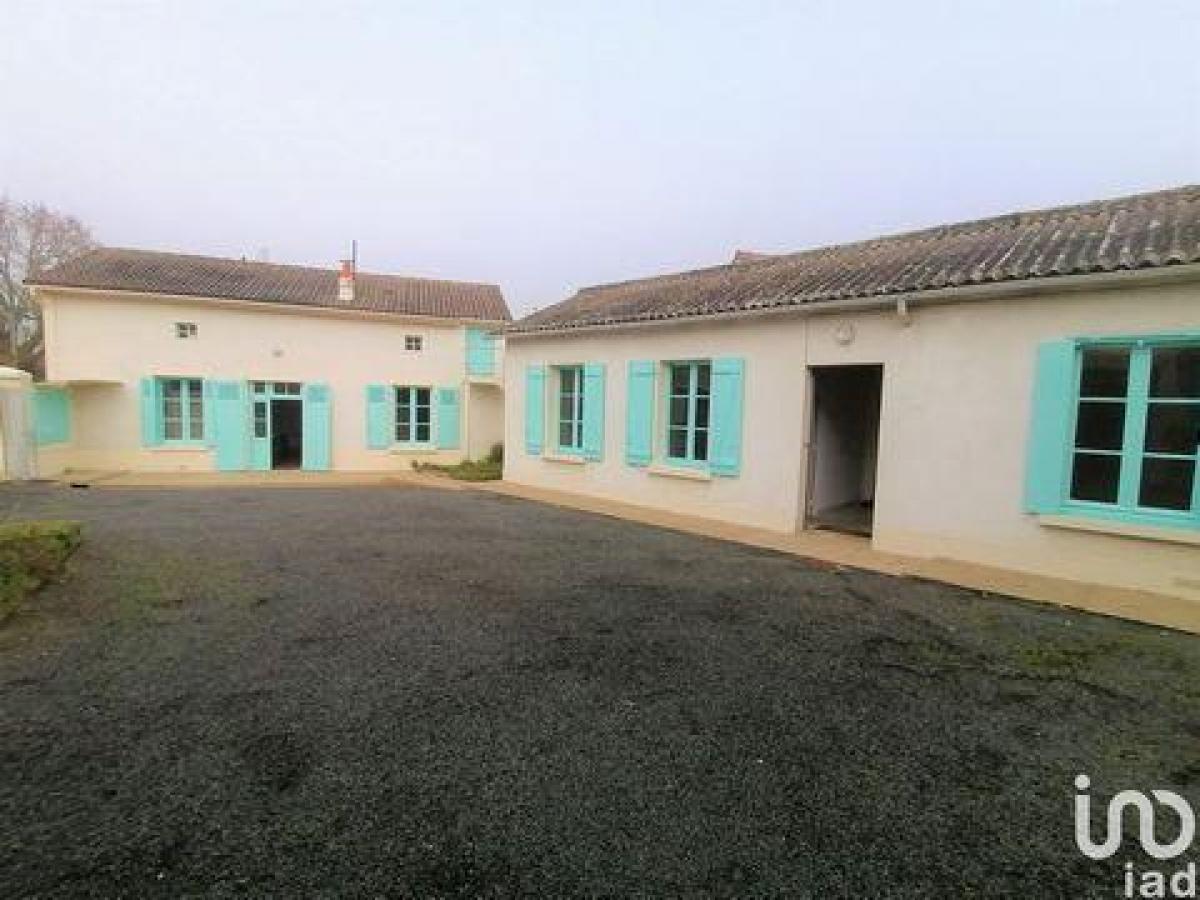 Casa de 4 dormitorios en Le Vigeant, France No. 26672