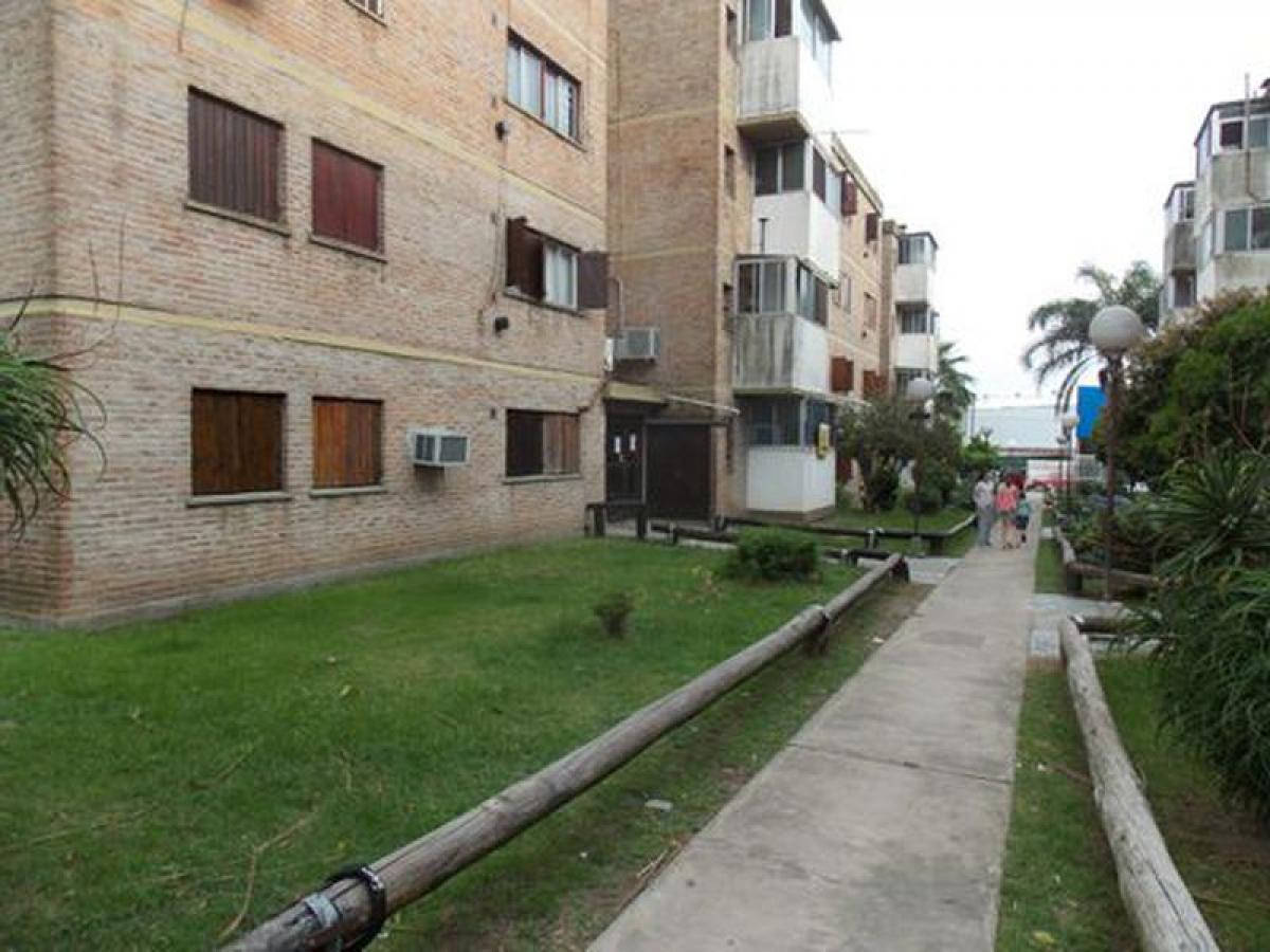 Apartamento de 2 dormitorios en Berazategui, Argentina No. 2033