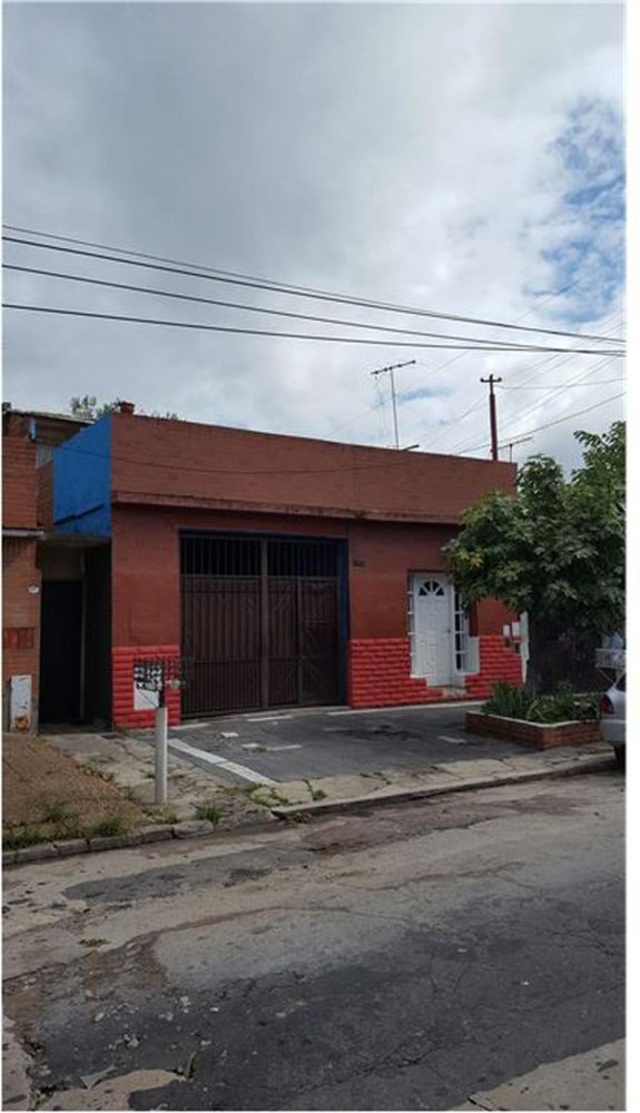 Casa de 2 dormitorios en Lanús, Argentina No. 61763