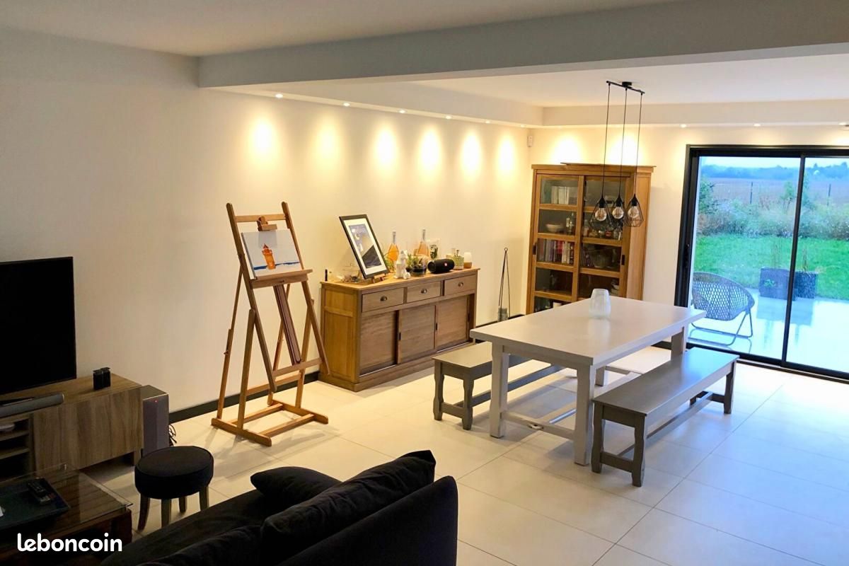 Casa de 4 dormitorios en Esvres, France No. 246362