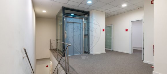 327m² Commercial property in Lisbon, Portugal No. 10582 5