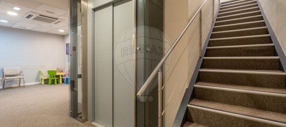 327m² Commercial property in Lisbon, Portugal No. 10582 7