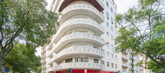 327m² Commercial property in Lisbon, Portugal No. 10582 11