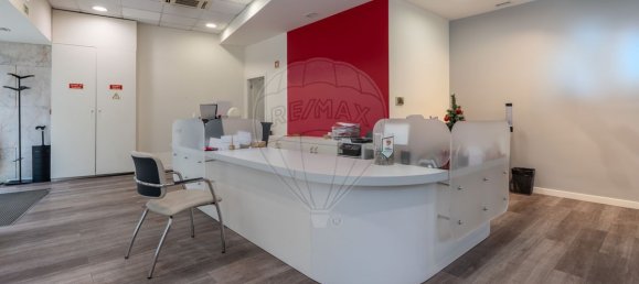 327m² Commercial property in Lisbon, Portugal No. 10582 3