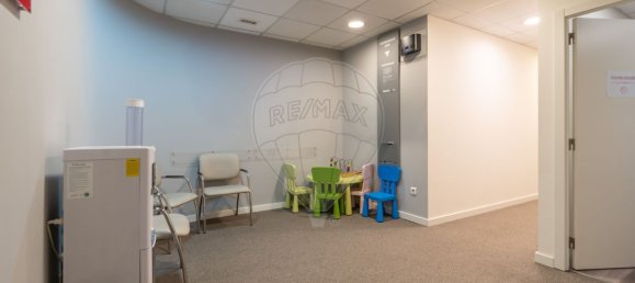 327m² Commercial property in Lisbon, Portugal No. 10582 8