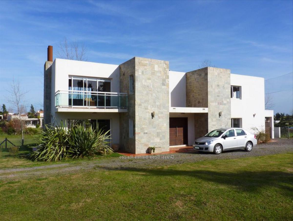 Casa de 3 dormitorios en Canelones, Uruguay No. 2892