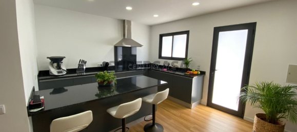 3 bedrooms House in Funchal, Portugal No. 155648 2