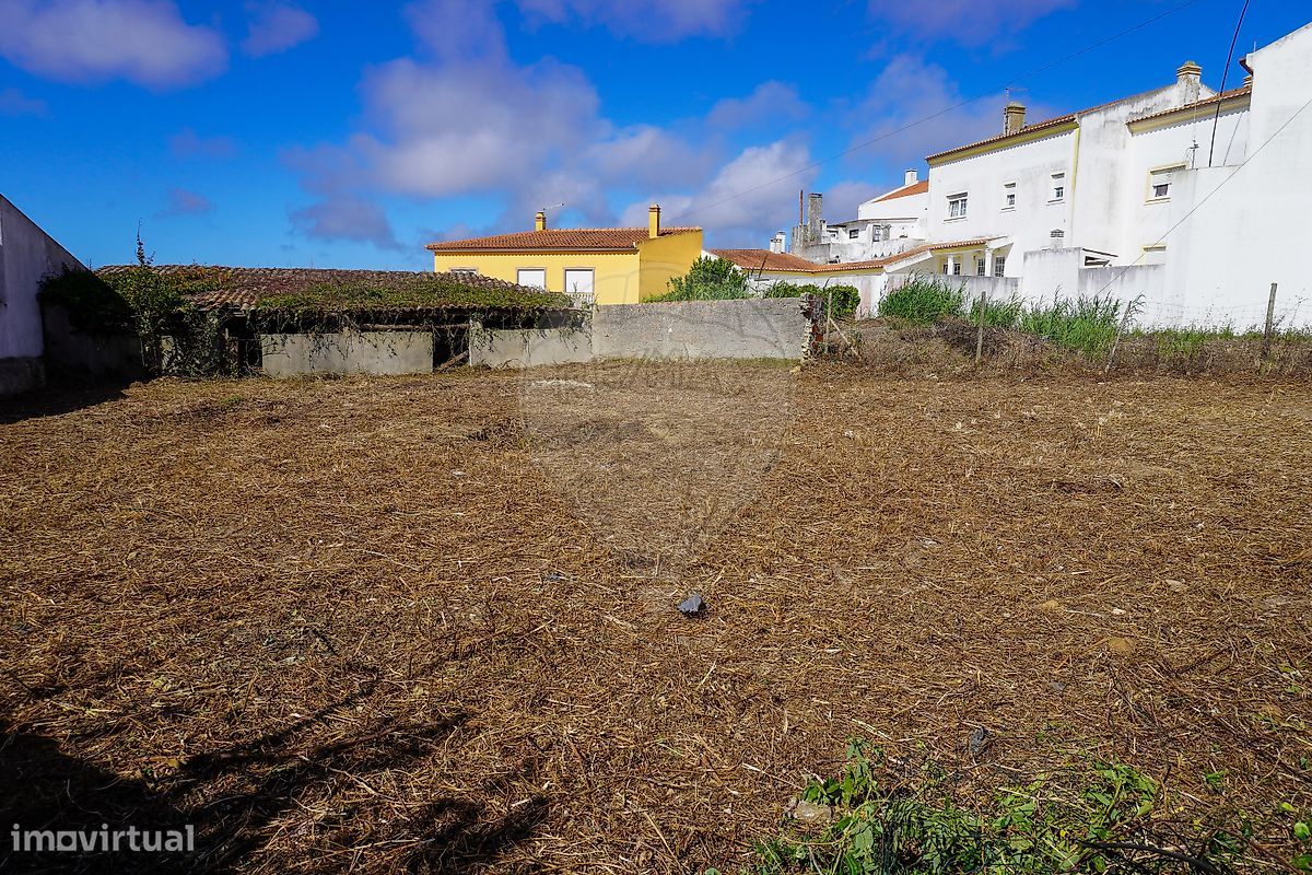 404m² Land in Atouguia da Baleia, Portugal No. 233007