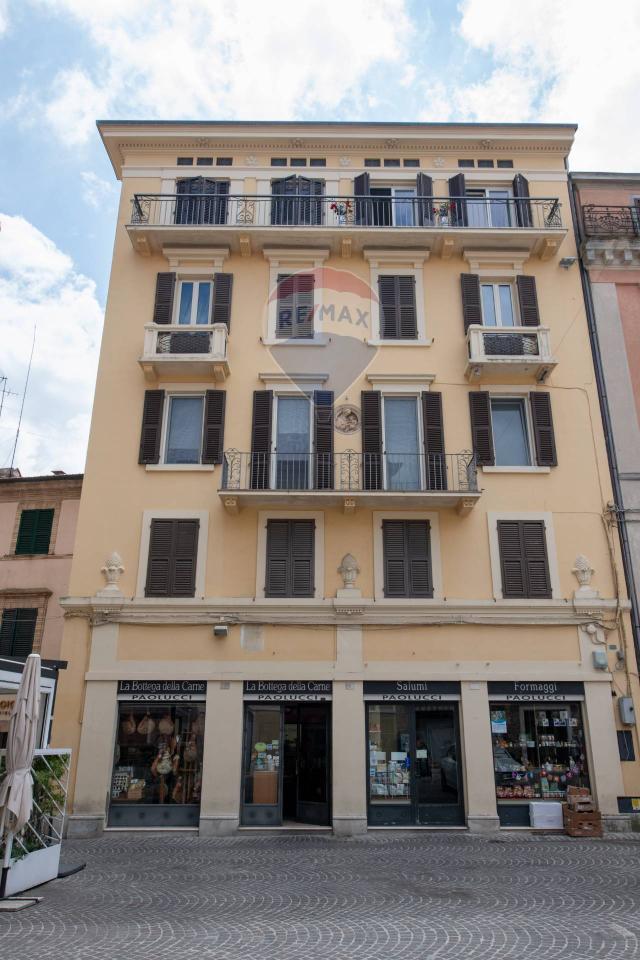 5 rooms Apartment in Osimo, Italy No. 7015