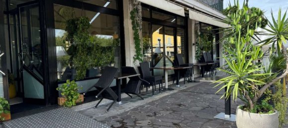 260m² Commercial property in Parma, Italy No. 88546 3