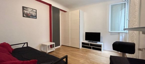 Studio in Paris, France No. 187963 2