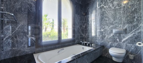 6 bedrooms Villa in Malaga, Spain No. 22683 13