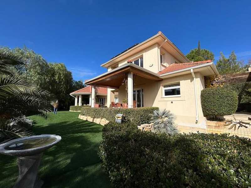 4 bedrooms Commercial property in Laneia, Cyprus No. 18609