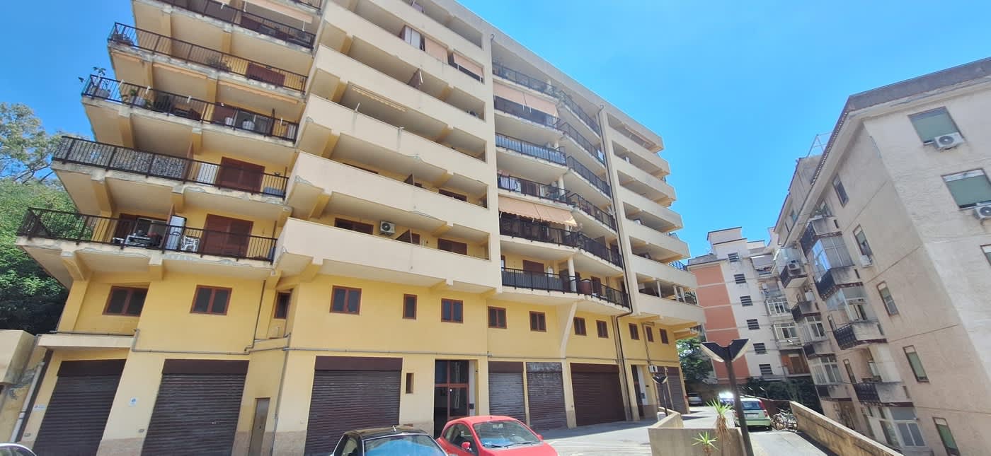 3 bedrooms Apartment in Messina, Italy No. 323033