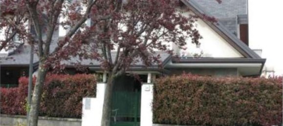 6 rooms House in Limbiate, Italy No. 260039 2