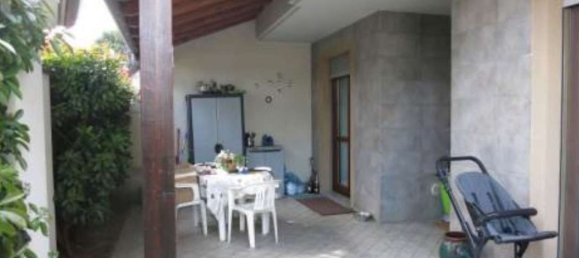 6 rooms House in Limbiate, Italy No. 260039 3