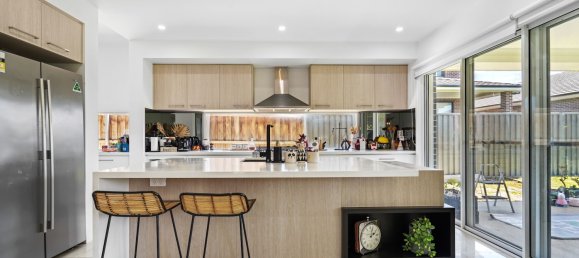 Casa de 4 dormitorios en Claymore, Australia No. 1151 2