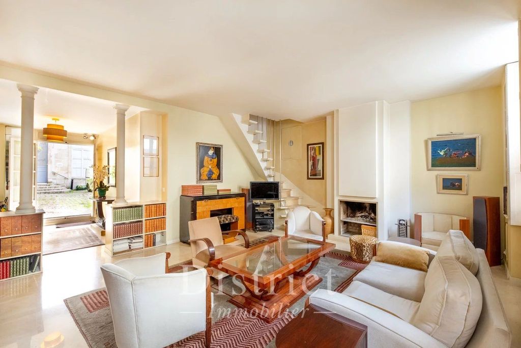 3 bedrooms Apartment in Paris, France No. 139873