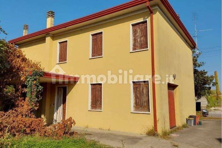 4 bedrooms House in Casale di Scodosia, Italy No. 270960