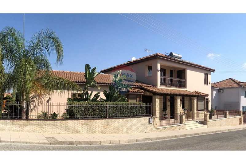 Коммерческая недвижимость с 4 спальнями в Эпископи, Кипр № 139886