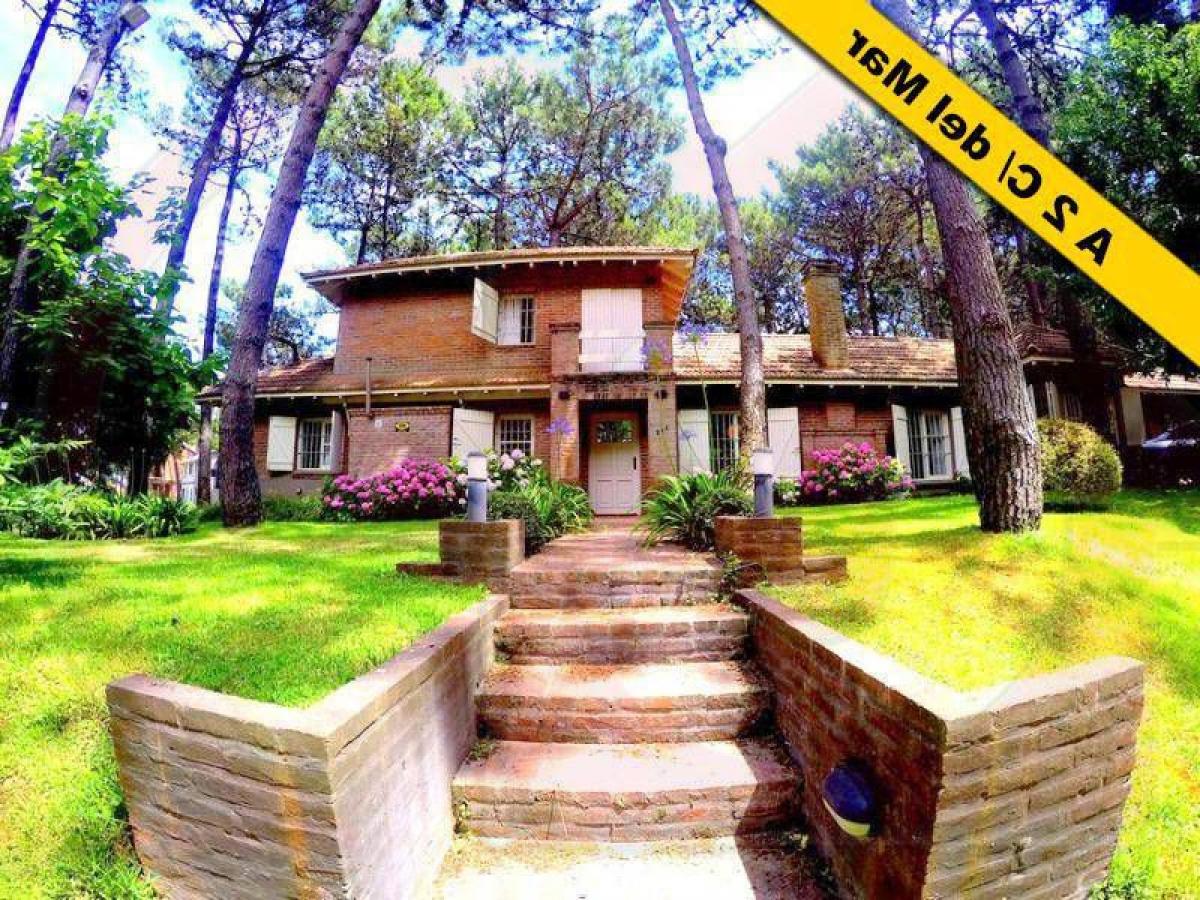 4 bedrooms House in Mar del Plata, Argentina No. 76610