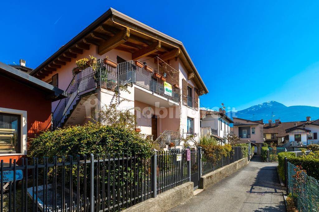 Villa de 3 dormitorios en Gravedona ed Uniti, Italy No. 59008