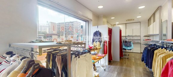 320m² Commercial property in Turin, Italy No. 375252 6