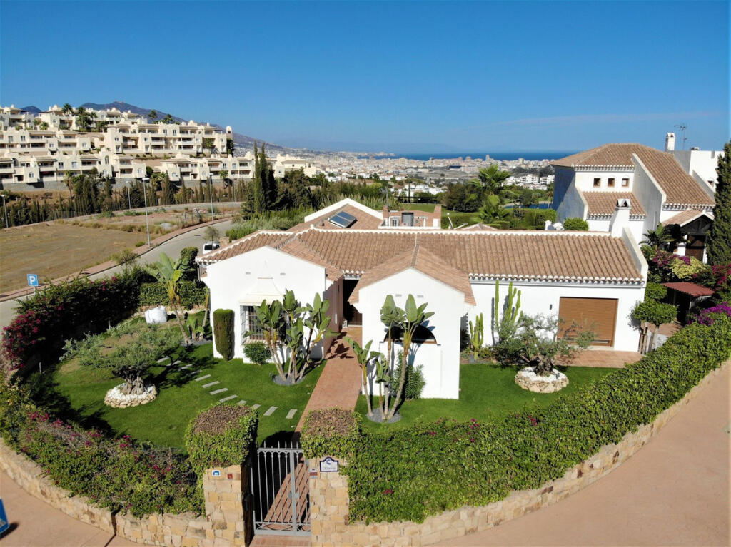 3 bedrooms Villa in Alameda, Spain No. 173020