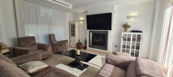 3 bedrooms Villa in Alameda, Spain No. 173020 7