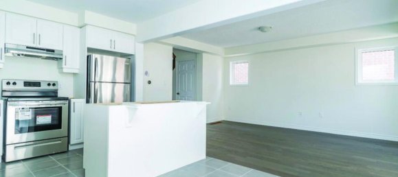 3 bedrooms House in Milton, Canada No. 900 9