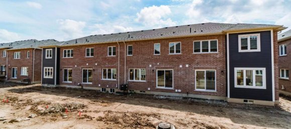 3 bedrooms House in Milton, Canada No. 900 2