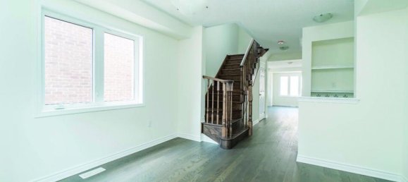 3 bedrooms House in Milton, Canada No. 900 3