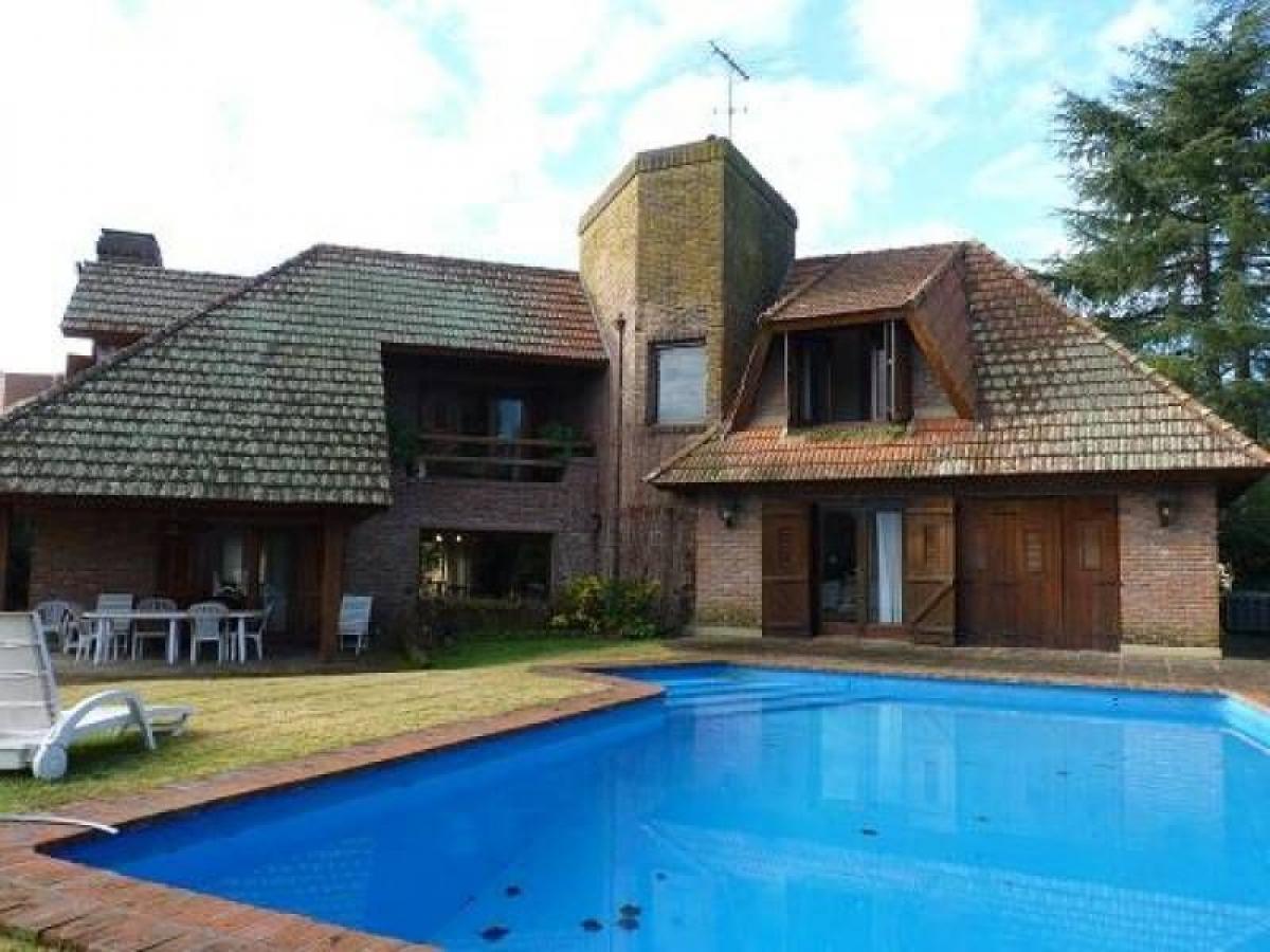 Casa de 4 dormitorios en Pilar, Argentina No. 21541