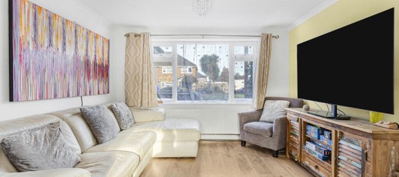 3 bedrooms House in Egham, United Kingdom No. 8633 2