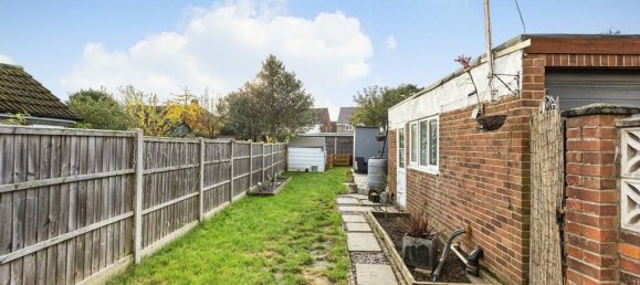 3 bedrooms House in Egham, United Kingdom No. 8633 6