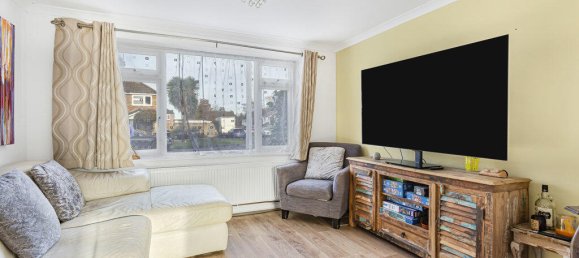 3 bedrooms House in Egham, United Kingdom No. 8633 7