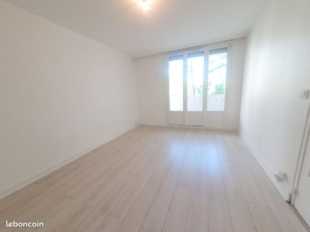 2 bedrooms Apartment in Epinay-sur-Seine, France No. 300225