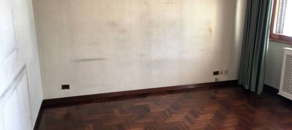 5 rooms Apartment in Rome, Italy No. 16519 2