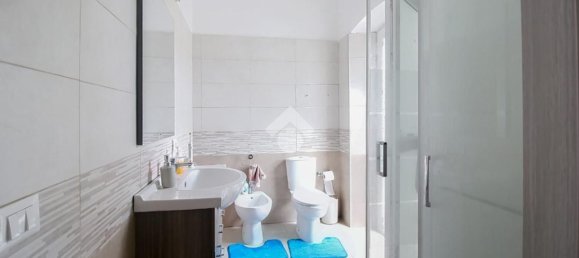 3-salle Appartement à Livorno, Italy No. 278514 15