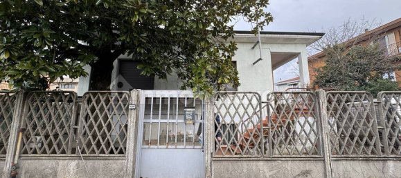 2 bedrooms Villa in Busto Arsizio, Italy No. 135007 2