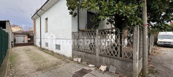 2 bedrooms Villa in Busto Arsizio, Italy No. 135007 3