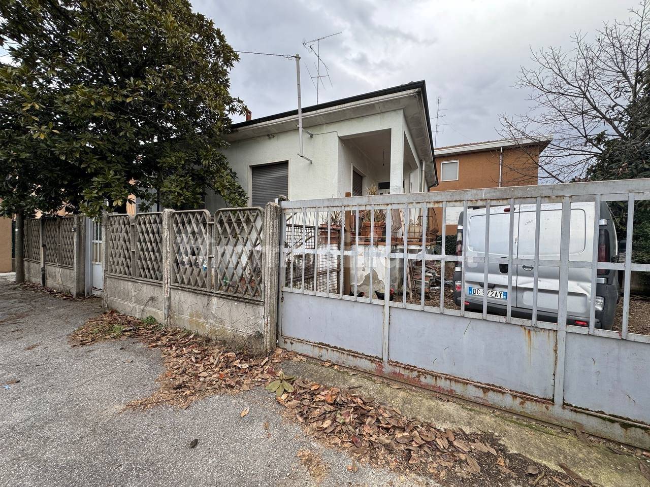 2 bedrooms Villa in Busto Arsizio, Italy No. 135007