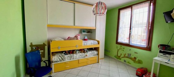 Casa de 4 habitaciónes en Pegognaga, Italy No. 138682 4