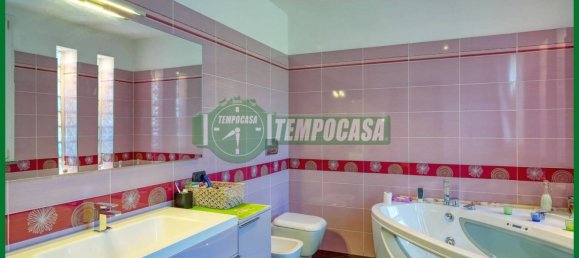 3 Schlafzimmer Villa in Varese, Italy, Nr. 307845 9