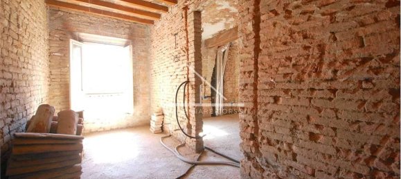 9 rooms House in Correggio, Italy No. 65075 16