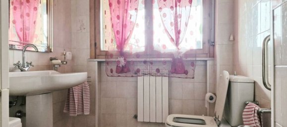 4-salle Appartement à Massa, Italy No. 73172 8