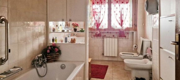 4-salle Appartement à Massa, Italy No. 73172 7