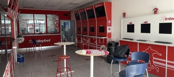 70m² Commercial property in Gravina di Catania, Italy No. 83580 4