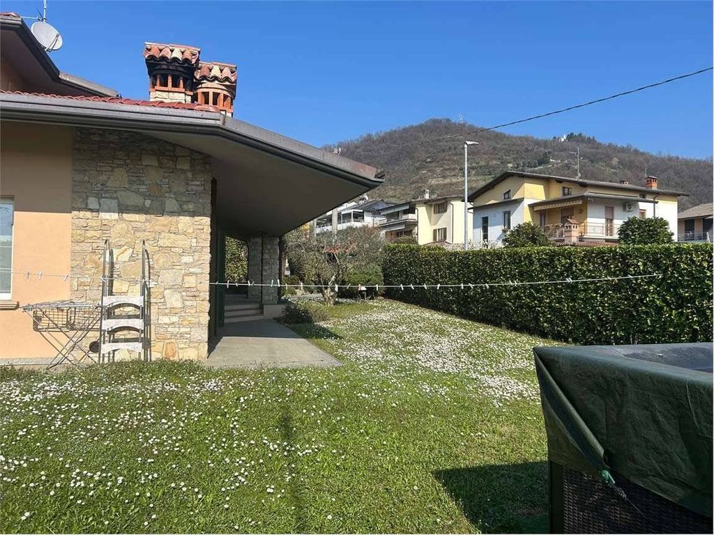 5 bedrooms Villa in Albano Sant'Alessandro, Italy No. 62330